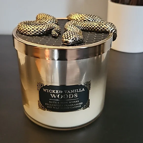 Bath and Body Works Wicked Vanilla Woods 3芯キャンドル 頭蓋骨付き
